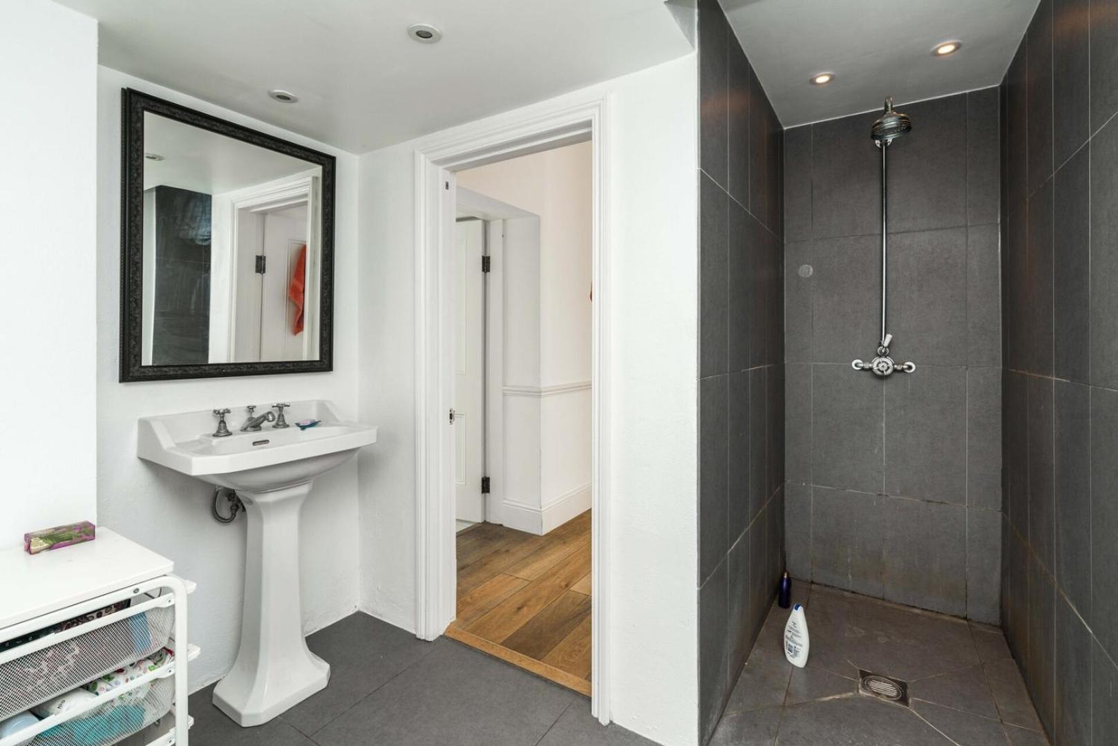 Fantastic 3 Bedroom Flat West Hampstead London